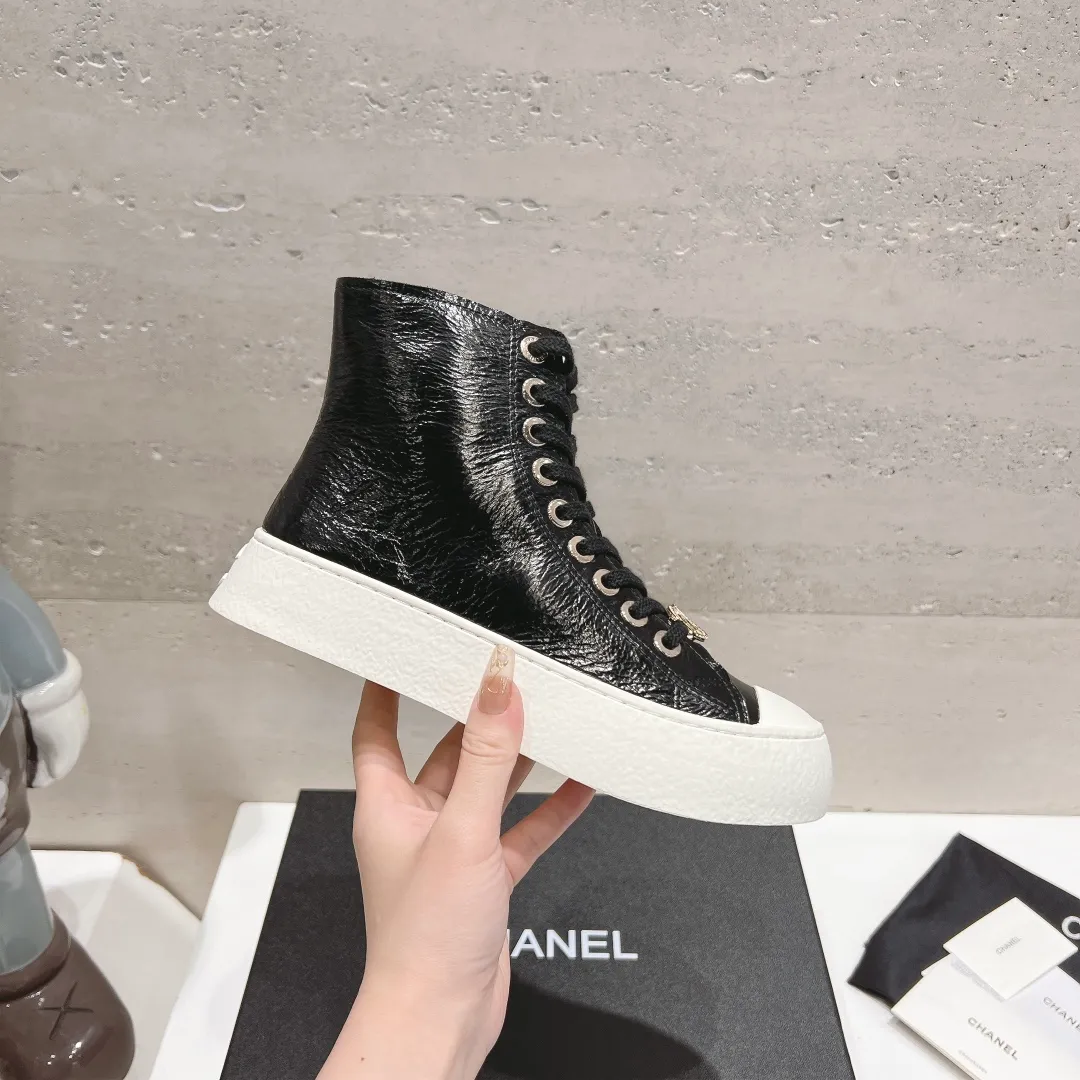👟👟Ex-factory price 480👟👟 (top version) Chanel Chanel 24 latest model full leather panda color white shoes casual sports shoes skateboard shoes original purchase and development production Xiaoxiang C Home Another super popular item in the counter, loved by Internet celebrity bloggers and sisters, and various praises on social platforms. It is very popular, has a high texture, is breathable and super spring and summer. Seeing this issue always arouses the inner desire of girls for fashion. The latest suede material, classic black and white color, full of fashionable feeling on the feet, easy to care for. Fabric: Original customized imported cowhide material. Lining: Customized soft sheepskin lining. Sole: Original molded TPU non-slip outsole. Bottom thickness: 2.5CM. Size: Women's size 35-40 (custom-made sizes 40 are non-refundable)